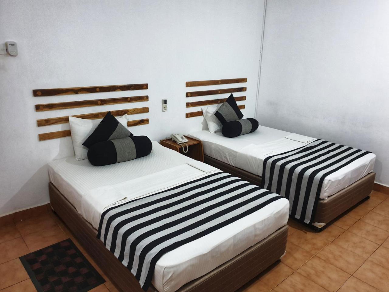 Saji-Sami Hotel Анурадхапура Экстерьер фото